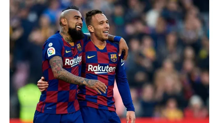 Vidal y Arthur en el mediocampo del Barcelona.
