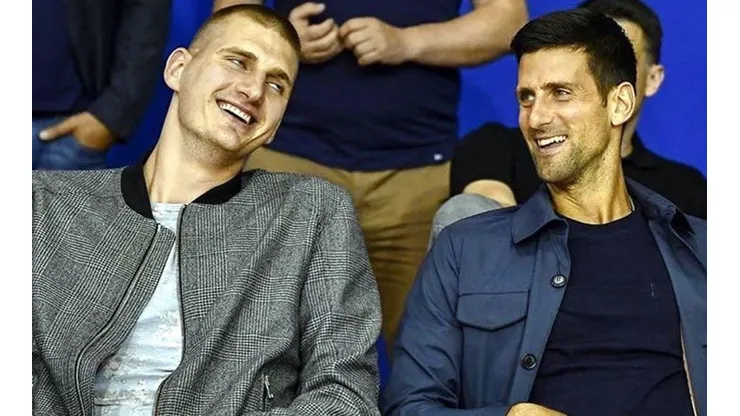 Nikola Jokic pasó tiempo junto al tenista Novak Djokovic en Serbia, cuando ambos asistieron a un partido del Mega Basket,