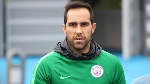 Claudio Bravo no se cierra a terminar su carrera en Colo Colo y abre la puerta a las alternativas