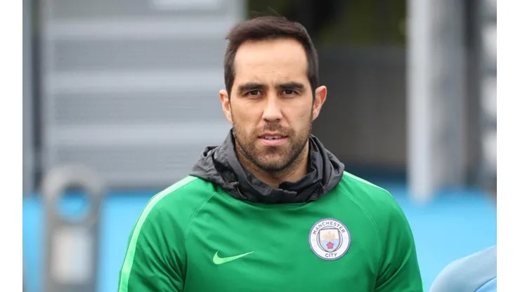 Claudio Bravo no se cierra a terminar su carrera en Colo Colo y abre la puerta a las alternativas