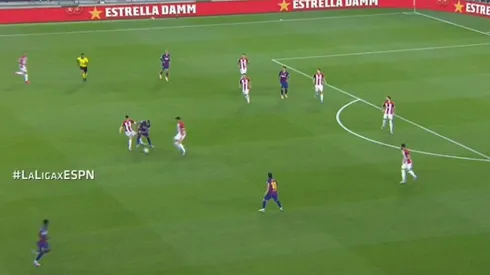 Vidal salió jugando con un caño.