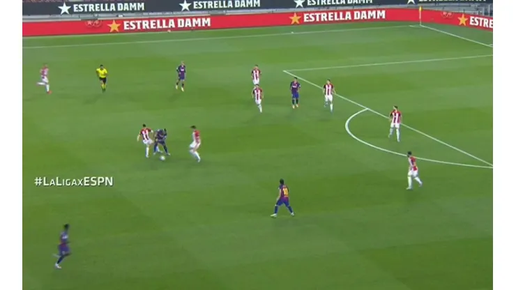Vidal salió jugando con un caño.