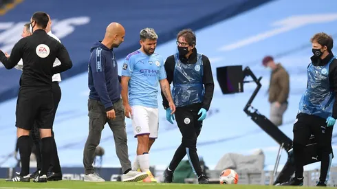 Sergio Agüero abandona la cancha acompañado de su técnico Pep Guardiola