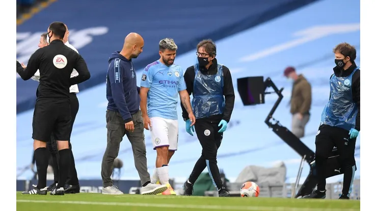 Sergio Agüero abandona la cancha acompañado de su técnico Pep Guardiola