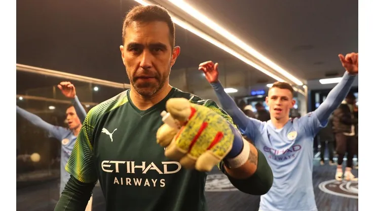 El chileno Claudio Bravo aparece en el horizonte del Arsenal para la próxima temporada