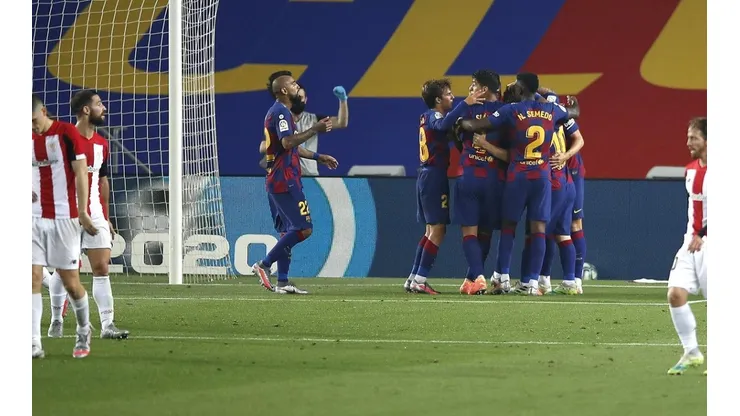 Barcelona festeja el gol de Rakitic.