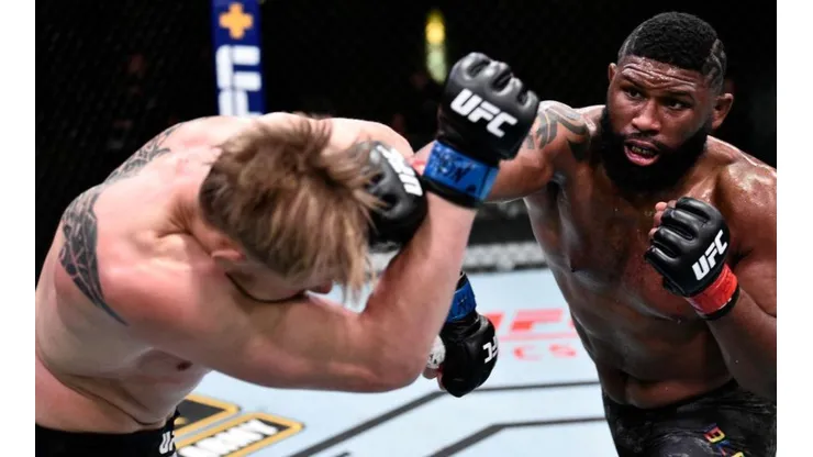 Curtis Blaydes no tuvo piedad con Alexander Volkov
