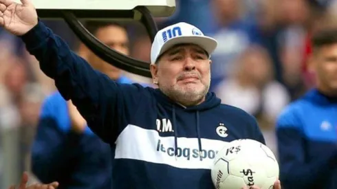 Se filtra video de Maradona bajándose los pantalones y mostrando los glúteos.