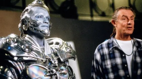 Joel Schumacher junto a Arnol Schwarzenegger como "Mr. Freeze", uno de los villanos en "Batman & Robin".