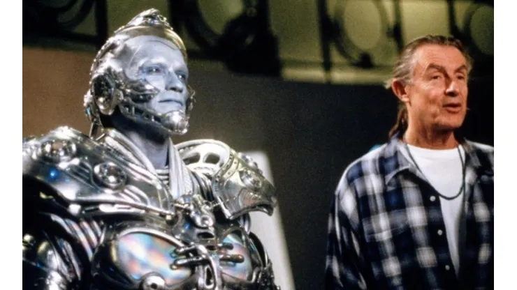 Joel Schumacher junto a Arnol Schwarzenegger como "Mr. Freeze", uno de los villanos en "Batman & Robin".