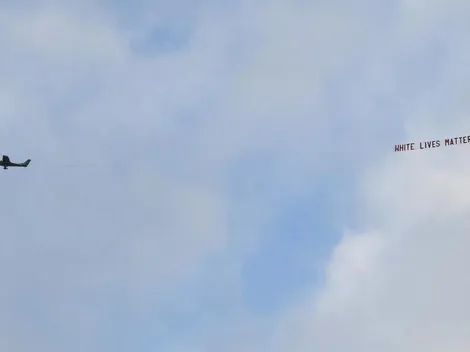 Avioneta pasa por el Etihad Stadium con vergonzoso mensaje racista