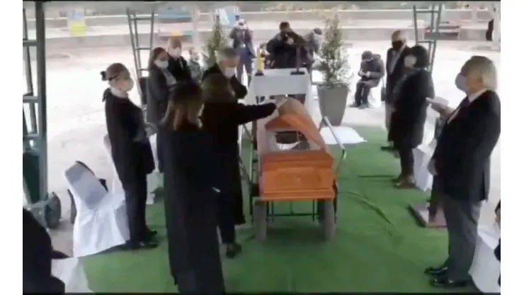 El momento exacto en que Sebastián Piñera despide a su tío Bernardino Piñera.