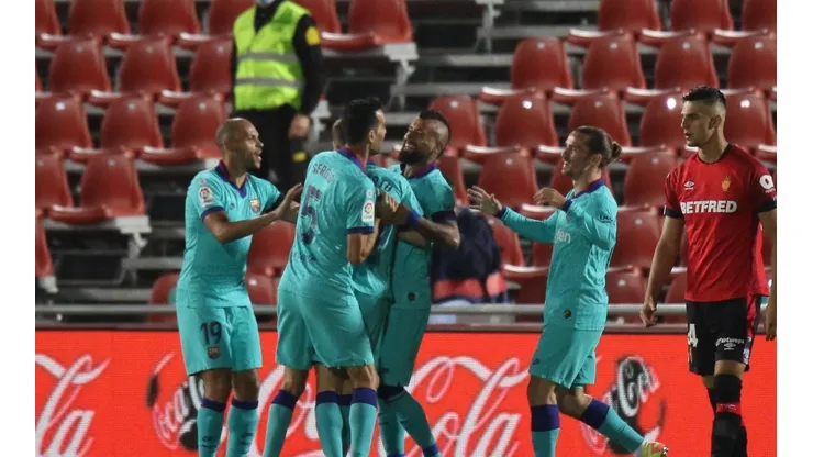 Arturo Vidal festeja junto a sus compañeros