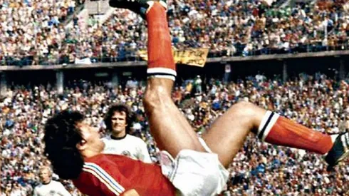 Elías Figueroa mete una chilena en el Mundial 1974