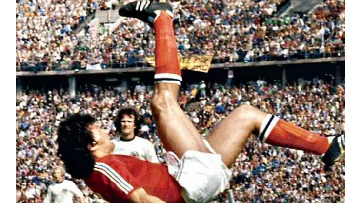 Elías Figueroa mete una chilena en el Mundial 1974