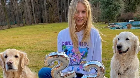 Anna Modler posando con Atom y Humber