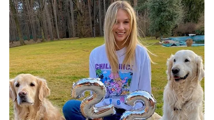 Anna Modler posando con Atom y Humber