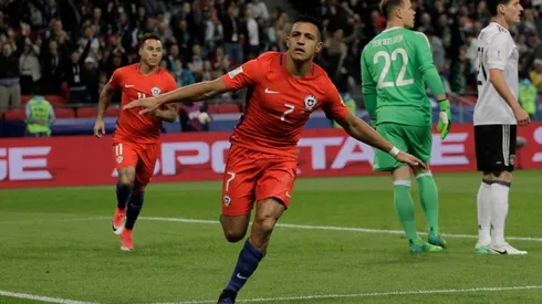 Alexis festeja su gol histórico.