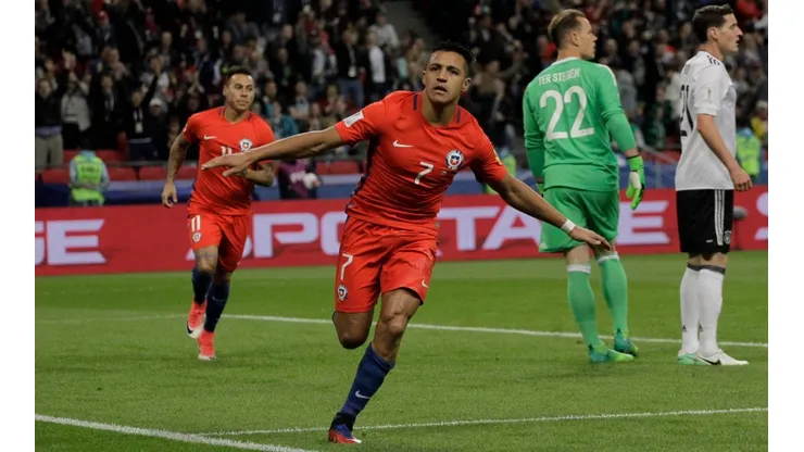Alexis festeja su gol histórico.