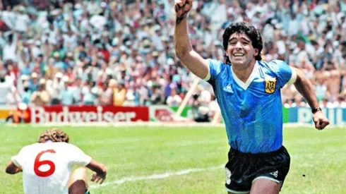 Maradona le dio un baile a los ingleses