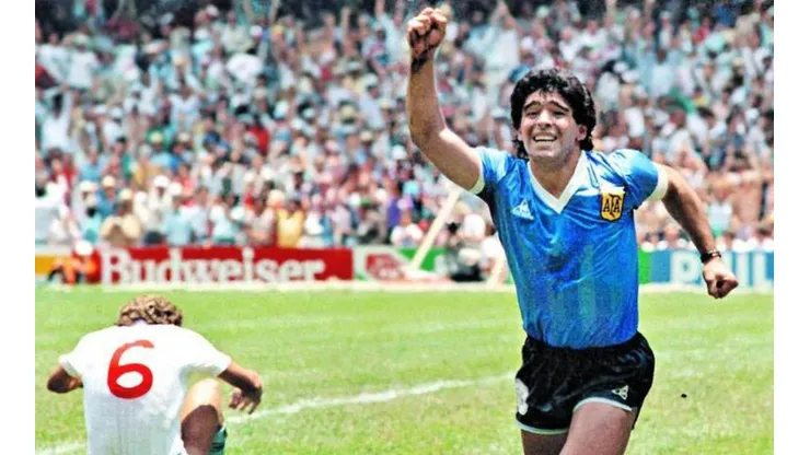 Maradona le dio un baile a los ingleses