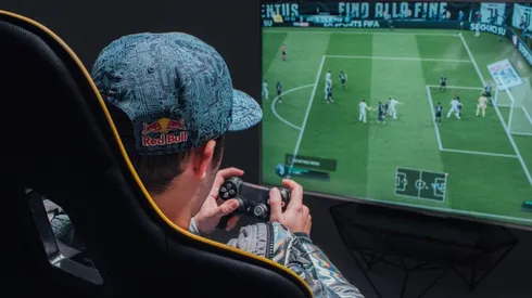 Participa en el FIFA Red Bull Lola 12 con reconocidos youtubers en la competencia.