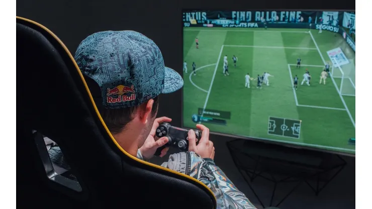 Participa en el FIFA Red Bull Lola 12 con reconocidos youtubers en la competencia.