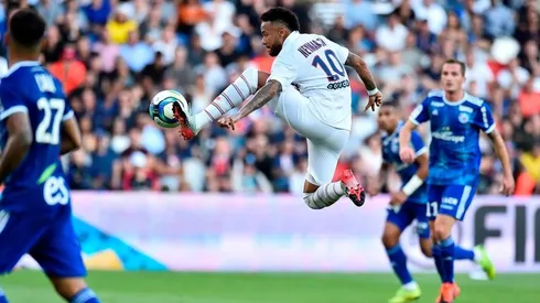 Neymar comenzó a realizar una pretemporada junto a su entrenador Ricardo Rosa antes de retornar a Francia, donde se integrará a los trabajos del PSG con miras a la UCL.