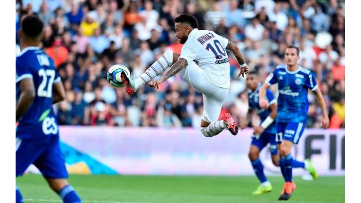Neymar comenzó a realizar una pretemporada junto a su entrenador Ricardo Rosa antes de retornar a Francia, donde se integrará a los trabajos del PSG con miras a la UCL.
