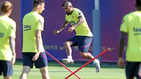 Arturo Vidal se entrena en la última práctica del Barcelona para enfrentar a Athletic de Bilbao