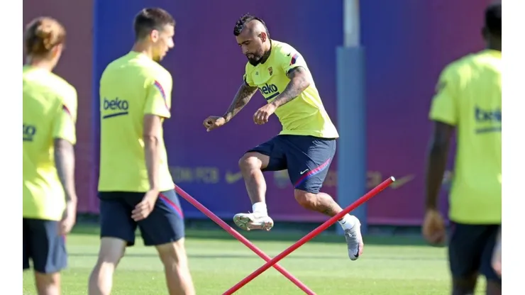 Arturo Vidal se entrena en la última práctica del Barcelona para enfrentar a Athletic de Bilbao