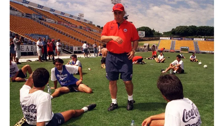 Nelson Acosta dirige la práctica de la Selección Chilena en 1998
