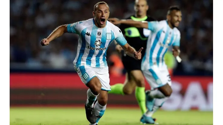 Marcelo Díaz festejando su recordado gol para Racing ante Independiente