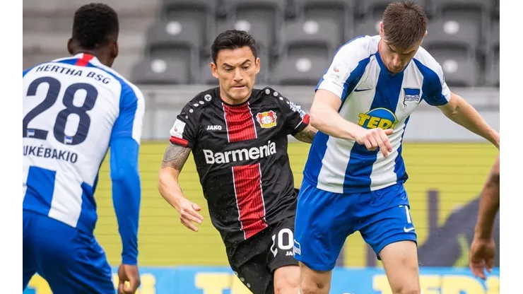 Charles Aránguiz frente al Hertha.