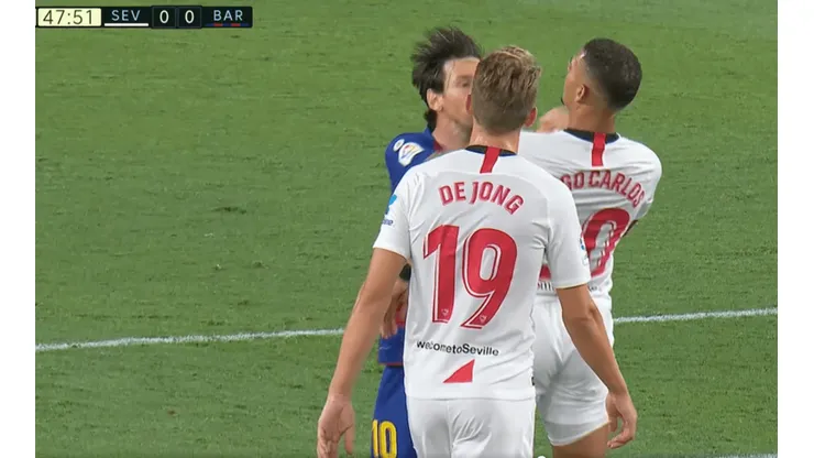 El empujón de Messi.