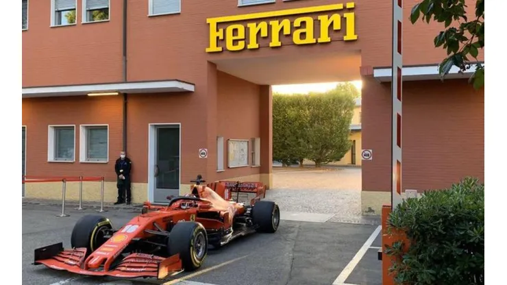 Los tifosi permitieron al monegasco Charles Leclers partir su hazaña desde la Officina Classiche, por la misma puerta que Enzo Ferrari utilizó el 12 de marzo de 1947