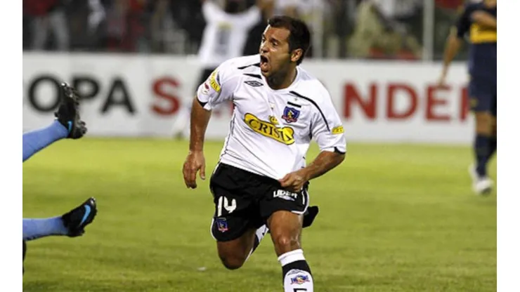 Gustavo Biscayzacú celebrando con la camiseta de Colo Colo