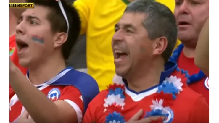 Un hincha chileno que cantó con pasión el himno y luego su imagen fue viralizada en redes sociales