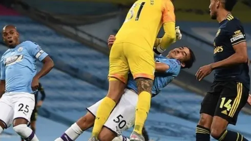 Eric García tuvo un desafortunado accidente mientras retrocedía hasta su propia área, donde no se percató de la salida de su compañero Ederson y terminó chocando con dureza para luego ser retirado en camilla de la cancha.