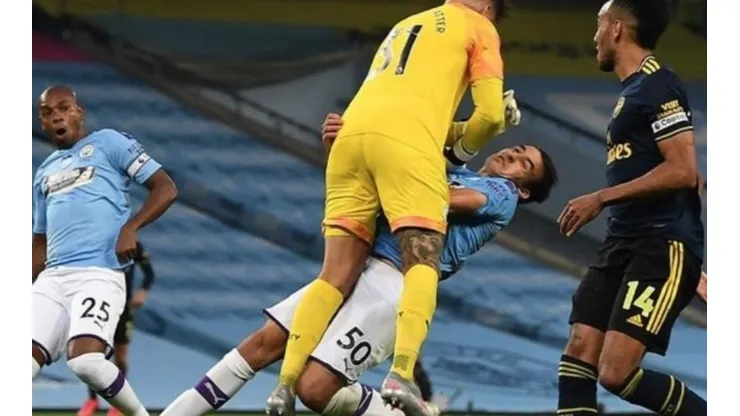 Eric García tuvo un desafortunado accidente mientras retrocedía hasta su propia área, donde no se percató de la salida de su compañero Ederson y terminó chocando con dureza para luego ser retirado en camilla de la cancha.