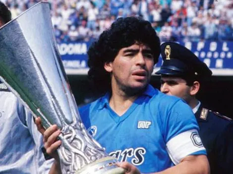 Maradona se pone la camiseta y celebra el título de Napoli