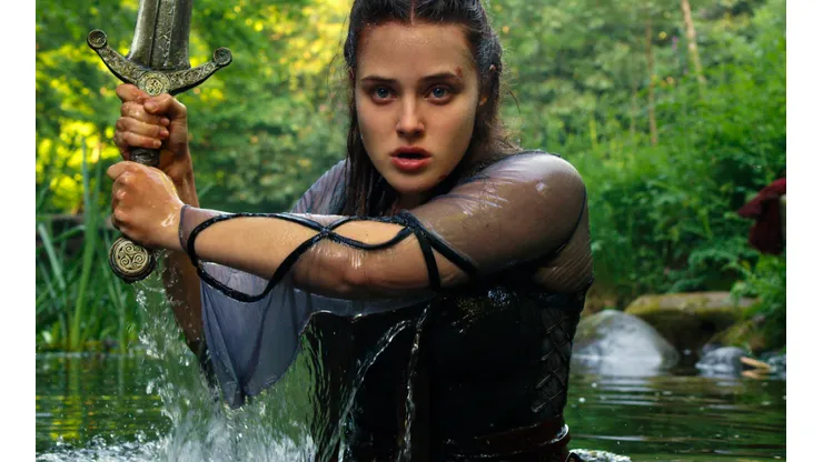 Katherine Langford como Nimue en "Cursed", la nueva serie de Netflix.