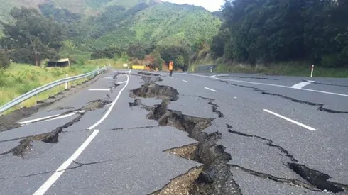Nueva Zelanda sufre terremoto de 7,4 y descartan alerta de tsunami