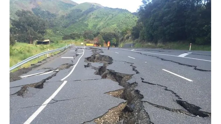 Nueva Zelanda sufre terremoto de 7,4 y descartan alerta de tsunami