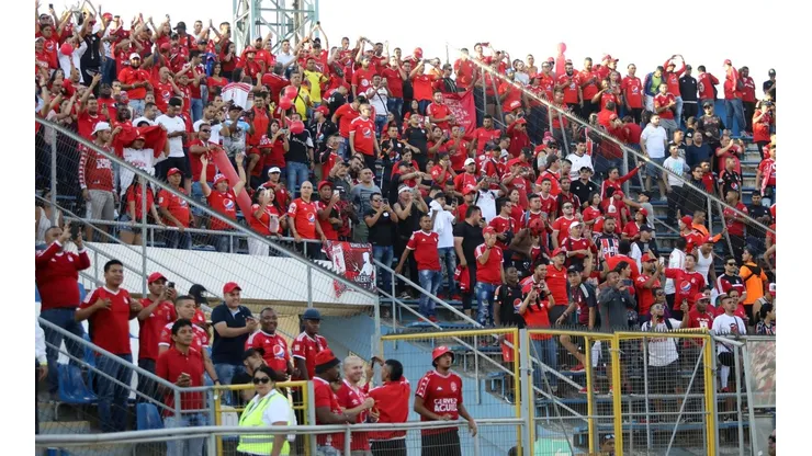 Miles de hinchas acompañaron al América ante la UC
