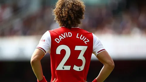 David Luiz fue el verdugo de su propio equipo, cometiendo graves errores que llevaron al Arsenal a caer por 3-0 ante Manchester City en el retorno del fútbol inglés.