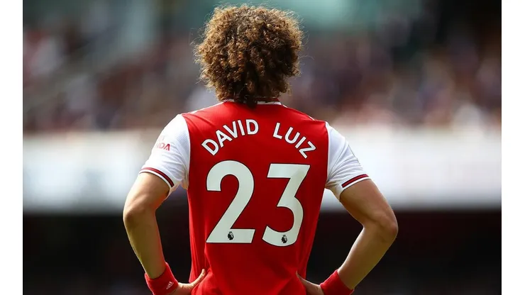 David Luiz fue el verdugo de su propio equipo, cometiendo graves errores que llevaron al Arsenal a caer por 3-0 ante Manchester City en el retorno del fútbol inglés.