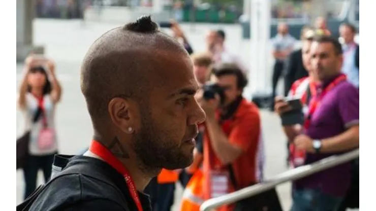 Dani Alves al más puro estilo de Ronaldo