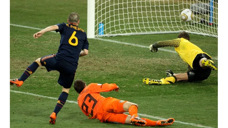 Andrés Iniesta le marca a Holanda en la final del Mundial 2010