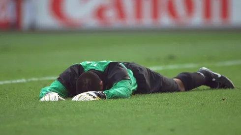 Nelson Tapia queda sepultado en el piso luego del gol de Ivica Vastic